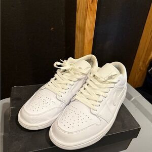 Nike White Low-Top Sneakers Classic Design
